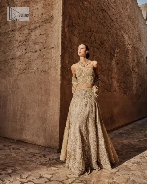 This modern piece is all about extraordinary details and aesthetic vibes! A beige organza blouse is heavily embellished with dabka,