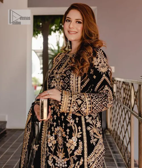 Intricate floral patterns all over! Make a style statement with this elegant embroidered long shirt adorned with golden embroidery decorated with