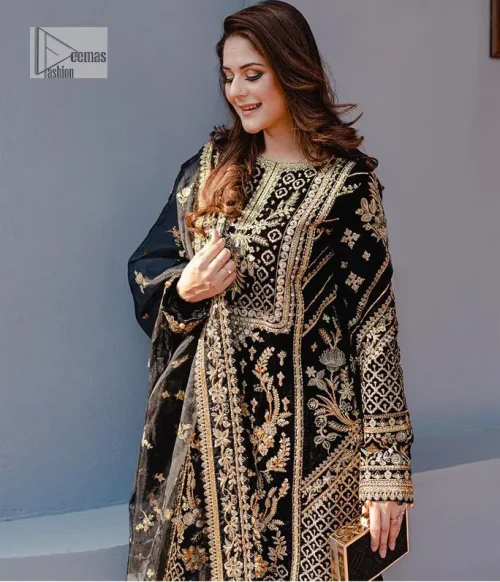 Intricate floral patterns all over! Make a style statement with this elegant embroidered long shirt adorned with golden embroidery decorated with