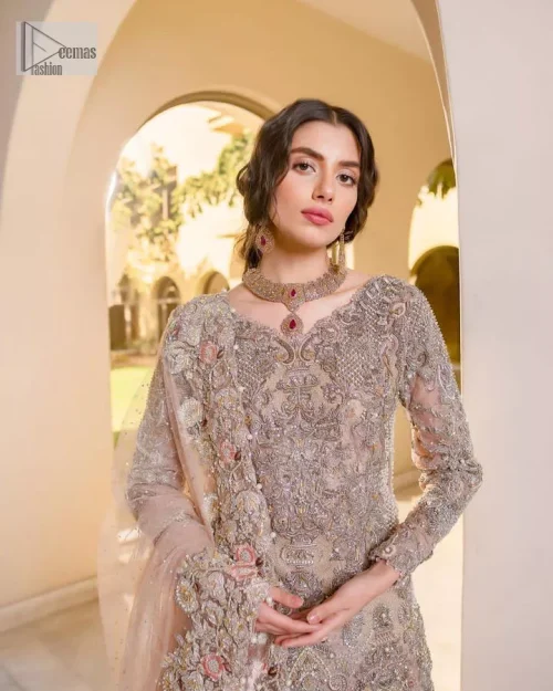 Let your nikah outfit do the talking. An elegant rhyme to tradition, this short shirt and lehenga create aesthetical magic