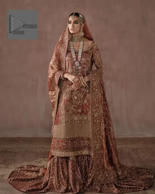 The round neckline gives a royal touch to this outfit. Further, the full sleeve of the long shirt makes it