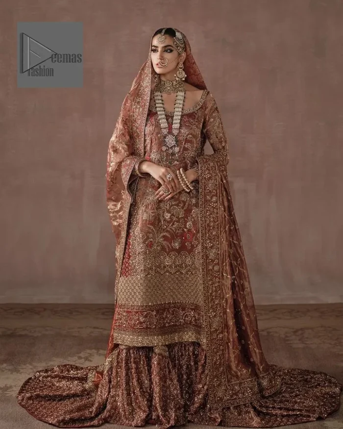 The round neckline gives a royal touch to this outfit. Further, the full sleeve of the long shirt makes it unique.