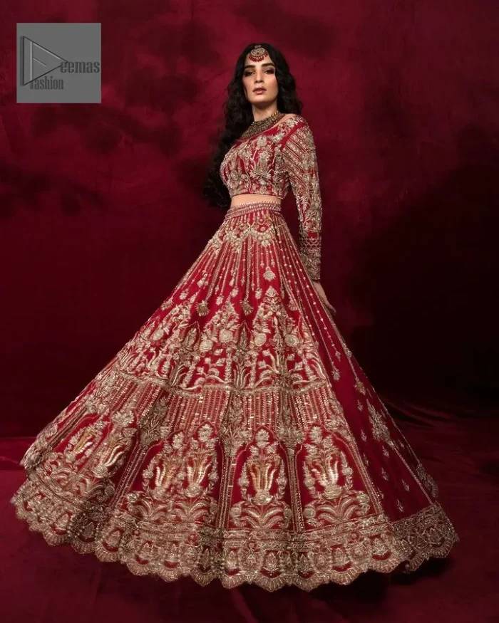 Further, it comes with a full-sleeve style to give a royal touch. Its round neckline is just the epitome of grace.
