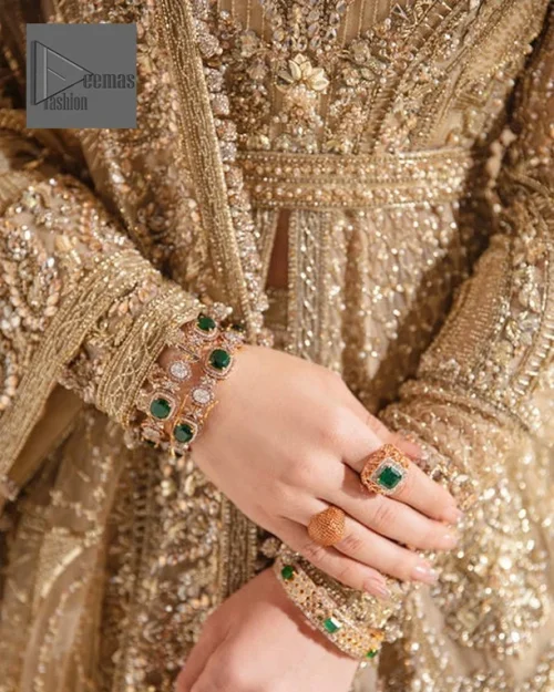 The following maxi comes in full sleeves and a round neckline.