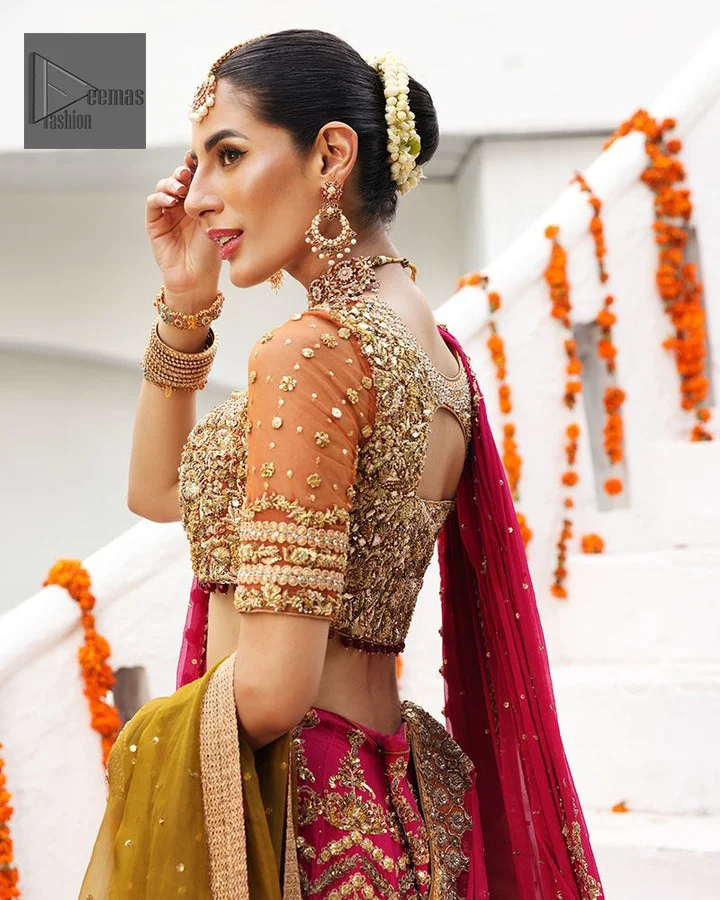 Create a look that’s for you with just one twist of the wrist on your Mehndi day.