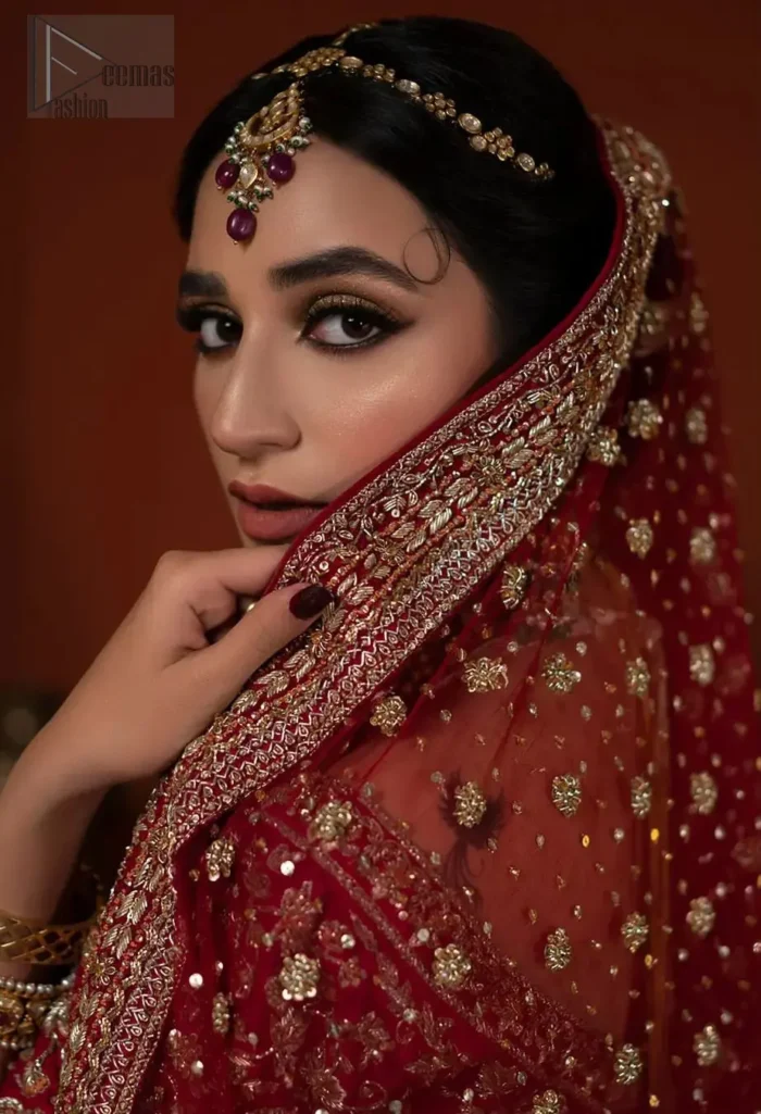 It's a mix of modern and classic styles because it is organized with floral jaal lehenga and bridal style dupatta having small motifs all over