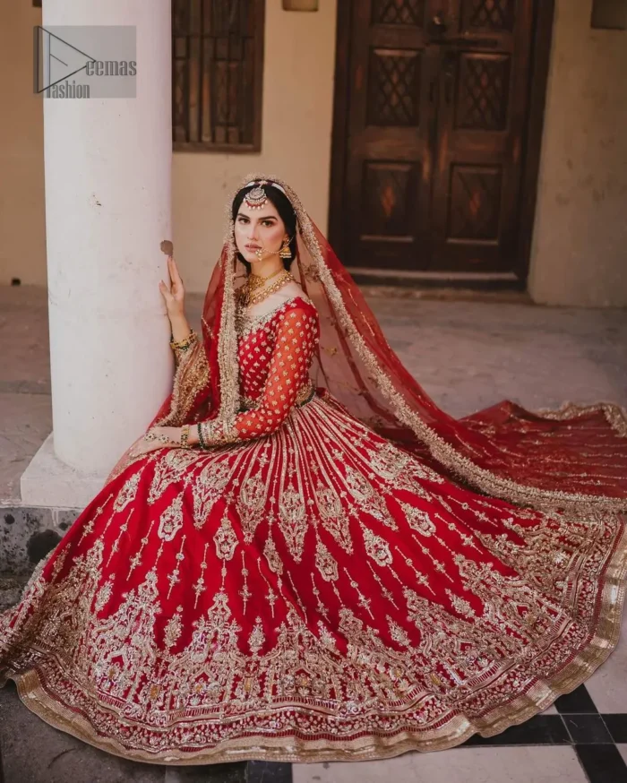 this reception dress offers a truly distinctive look, making you the center of attention.
