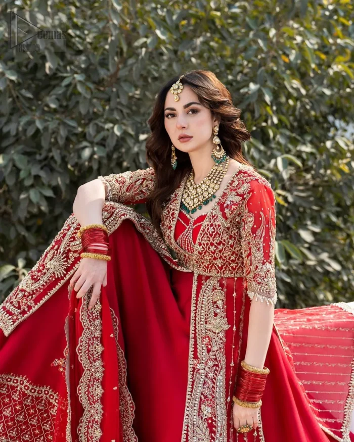 It is decorated with golden embroidery which is enhanced with tilla, dabka, kora, Kundan and crystals. The V-shaped neckline has fine details. Further, the floral motifs on the full sleeves make this article glamorous.