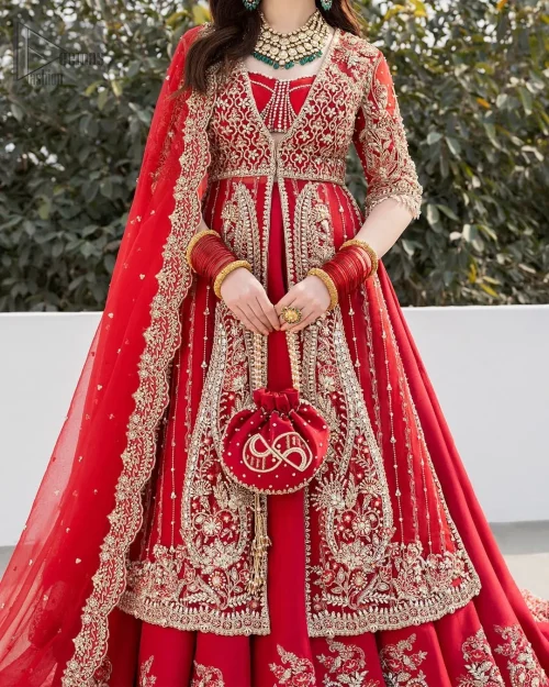 The V-shaped neckline has fine details. Further, the floral motifs on the full sleeves make this article glamorous. Its unique