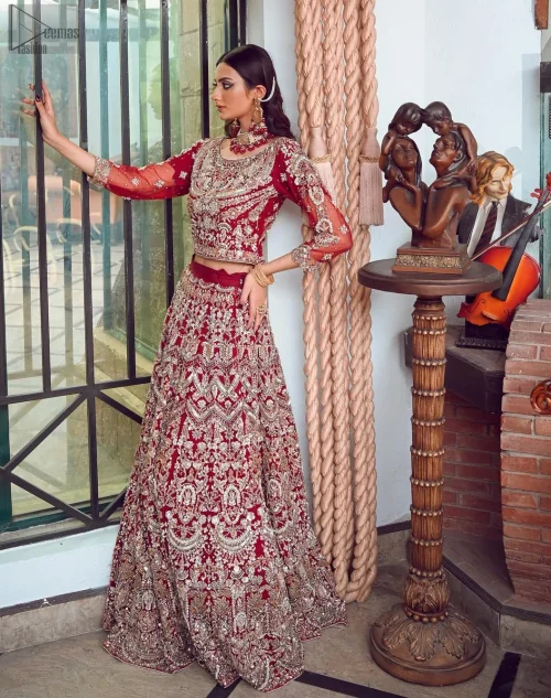 Crafted from delicate organza, the ensemble is finished with a beautifully scalloped hem, blending tradition and romance.