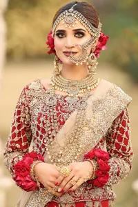 Exude splendour and charisma in this magnificent ensemble, an epitome of exquisite craftsmanship.
