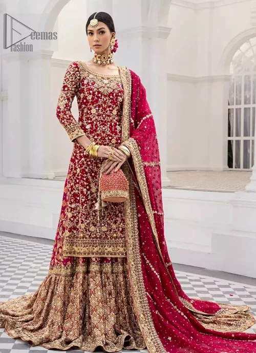 Its magnificence doesn’t end here! This ensemble perfectly blends tradition and modern grace, featuring a round neckline and three-quarter sleeves.