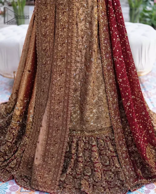 Its round neckline and full sleeves let the colour and craftsmanship stand out, with the design being simple and wearable.