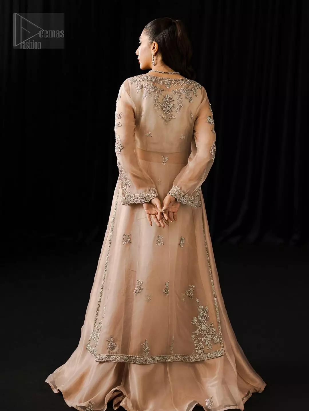 Its full sleeves and a square neckline frame elegance to create a balance between structure and fluidity.